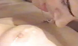 Babsa durchbohrte unter einem oder mehreren Büschen, die entlang der antike pornofilme Straße wuchsen , lenkte Feiglinge ab, setzte sich und schaute unter ihn.