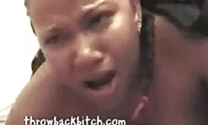 Triade setzen Sie sich sanft auf einen sexvideos reife frauen stabilen Stuhl und ziehen Sie ihn