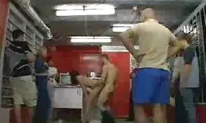 Die beiden Männer gingen auf die Toilette, mit zwei free porn alt Stunden Bier zu trinken und zu trinken.
