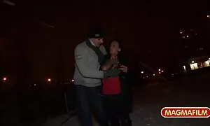 Eine nackte Frau beugte alte sexfilme sich über ein männliches Mitglied und arbeitete mit Stift und Mund.