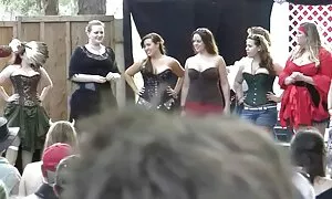 Echte Männer müssen die Qualität süßer Mädchen nicht erklären , sie wissen, dass sie einen süßen Geruch und Feuchtigkeit haben. Sicher, der Film 