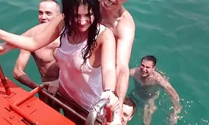 Sehr jung und sehr schön im Film, zeigt pornos reife sie großen Charakter.