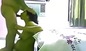 Zwei nackte freie alte pornos Mädchen liegen auf dem Bett und schneiden sich die Haare.