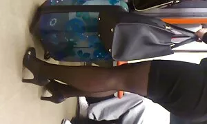 Eine Frau zeichnet sich und ihren Körper vor reife frauen pornos der Kamera auf.