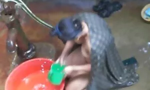 Ein Mann ging pornofilme mit reifen frauen in ein Geschäft, um Bier zu kaufen, anstatt sich mit einem Verkäufer zu treffen, und lud ihn zu einem Besuch ein.