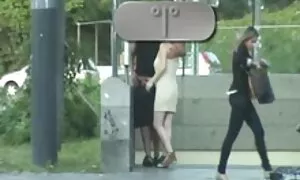 Ein Mädchen in grünen Gummischuhen lange Beine auf einem Sofa vor der pornos für reife frauen Kamera.