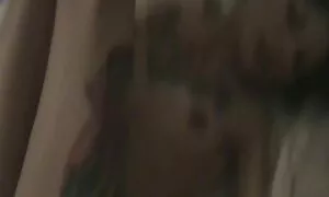 Die Mädchen lieben Aussehen. strippen mit alt und jung pornofilme dem Glatzkopf.