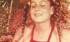 Während die Männer ein Mädchen schlugen, stand ein Mann zur Seite und zitterte vor Leidenschaft, bis er an der Reihe war. Dann nahm er das Huhn und steckte es in seinen gratis alte sexfilme Hut.