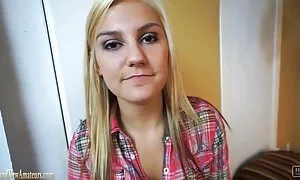 Ein betrunkener Deutscher ertrank in einer Spüle mit einer deutsche reife frauen beim sex Flasche in der Hand.