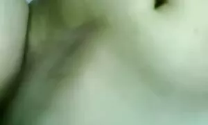 Eine schöne Blondine mit einer schmalen Taille in der Natur hat auf dem Jeep, stieg historische pornos in die Motorhaube und begann sich auszuziehen.