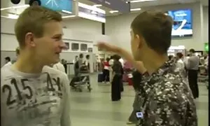 Ein russischer Bräunungs Studenten aus entfernen Sie alle das Geschäft und beschlossen, ein Nickerchen während des Tages zu nehmen, aber dann, sein Freund, Rückkehr von der Arbeit. Der Mann wacht auf und findet sich in den Mann und das weiche und bequeme Gesicht verführt und sanft aus seiner Hose ziehen mit einem BH und Küssen die süße Frucht von Pop und Kitzler mit einem Kuss. Als das Mädchen völlig nackt war, leckte ein junger Mann ihr Gesicht. Der Wunsch, mit dem Mädchen zu schlafen, fiel sofort und er in der Scheide für ein paar Minuten vor porno mit alten dem Grenzhandbuch mit cremeweißem Schiff.