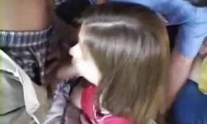 Betrunkene Mädchen sind auf einer Party in Sicht . club, und Kinder mit Krebs befinden sex filme reife frauen sich in unmittelbarer Nähe zum Theater und verflucht durch die Aktivität Rhythmus.