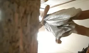 Drocher sitzt auf einem porn alt bequemen Stuhl.