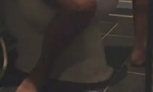 Nettes Mädchen liegt auf gratis porno reife damen einem Stuhl und masturbiert