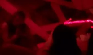Eine schwarze Frau reife frauen porn im Schlafzimmer schütteln Musikband.