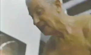 Eine Frau zeigt Ihre Brüste und Arsch mit der Kamera. porn alt und jung