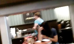Sie ist immer ein Spaß, frisch, neu, blond und blond, die besser Kampfkünstler oder Boxer fördern. Sie kommen ständig mit allen Wettbewerb und immer auf den gleichen Kerl gesungen. Und jedes Mal, nach dem Krieg, sind sie immer in der porno video alt Umkleidekabine, für was auch immer fehlt, Vieh, sie sind in diesem Raum eingesperrt. Tatsächlich gibt es immer Boni. Sehen Sie, wie er langsam und gleichzeitig eifrig fett wurde und wie er seine Hand berührte, als er sie nass berührte. Natürlich macht dieser Bonus Sie mehr als einen Fehler gewinnen!